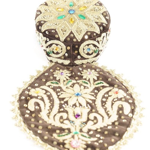 Díszes bánáti hímzett főkötő