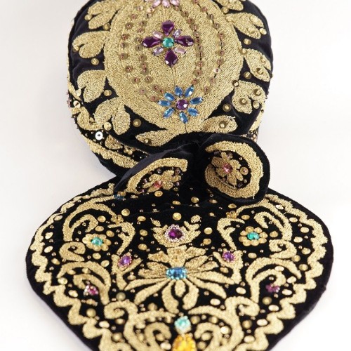 Díszes bánáti hímzett főkötő